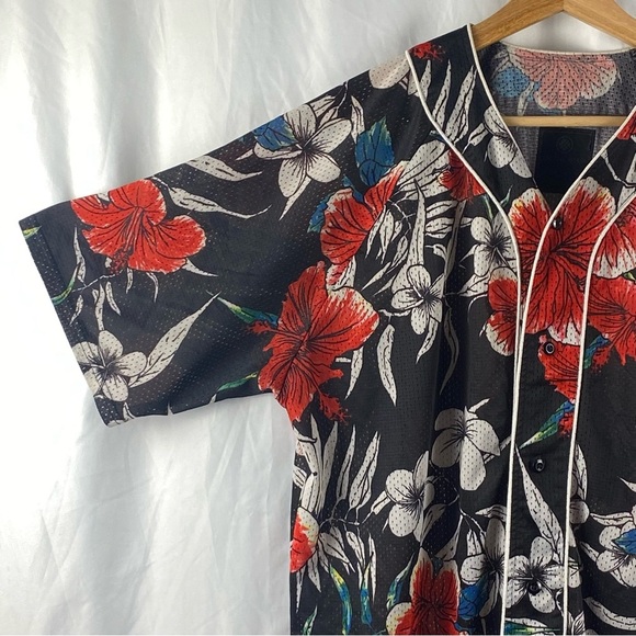 On The Byas Men’s Floral Short Sleeve Shirt with Red and White Flowers Size XL - Picture 15 of 16